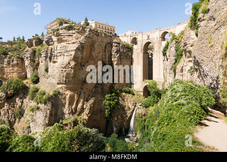 RONDA, SPANIEN - Mai 2017: Blick auf die Brücke Puente Nuevo in Ronda vom Canyon Seite Stockfoto