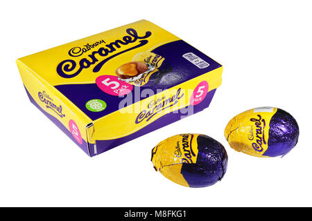 Eine Schachtel mit 5 Cadburys Karamell Eier mit zwei Lose auf einem weißen Hintergrund isoliert Stockfoto