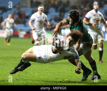 England unter 20 Rory Fad wird durch Irland unter 20 von Tommy O'Brien während der Natwest angegangen unter 20 Sechs Nationen Match in der Ricoh Arena in Coventry. Stockfoto