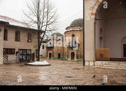 SARAJEVO, BOSNIEN - ERZEGOVINA - Februar, 15: Ansicht des Shadirvan Brunnen am Hof der Gazi-husrev-Bey Moschee in Sarajewo am 15. Februar 2018 Stockfoto