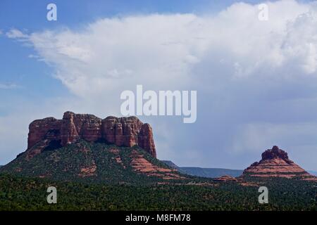 Sedona, Arizona, USA: Blick auf Courthouse Rock und Bell Rock von der Kapelle des Heiligen Kreuzes, im Coconino National Forest. Stockfoto