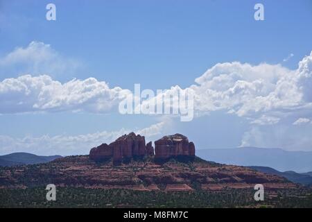 Sedona, Arizona, USA: Blick auf Cathedral Rock von der Kapelle des Heiligen Kreuzes, im Coconino National Forest. Stockfoto