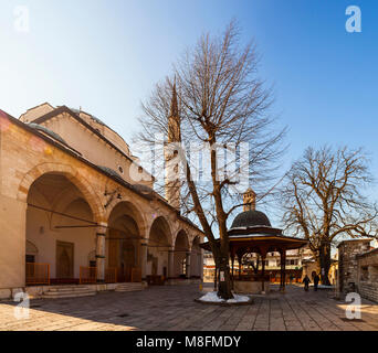 SARAJEVO, BOSNIEN - ERZEGOVINA - Februar, 16: Ansicht des Shadirvan Brunnen am Hof der Gazi-husrev-Bey Moschee in Sarajewo am 16. Februar 2018 Stockfoto