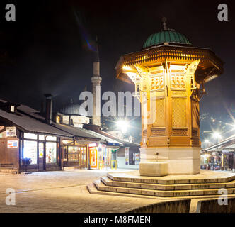 SARAJEVO, BOSNIEN - ERZEGOVINA - Februar, 16: Nachtansicht der Sebilj Holz- Brunnen und Bascarsijska Dzamija Minarett in Bascarsija Quadrat auf Februar Stockfoto