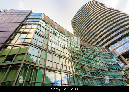 Low Angle View der modernen Kondominiumgebäude Stockfoto