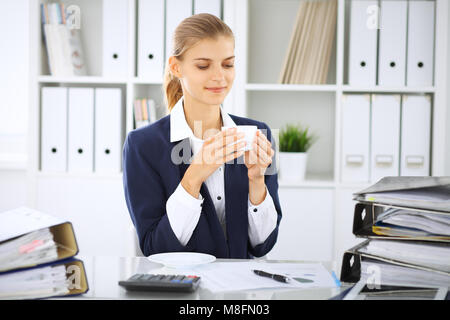 Happy Business Frau oder Frau Buchhalter haben einige Minuten für Kaffee und Freude am Arbeitsplatz Stockfoto