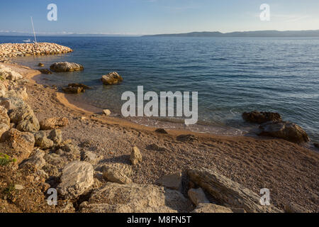 Strand bei Sonnenuntergang in Baska Voda, Dalmatien, Kroatien Stockfoto