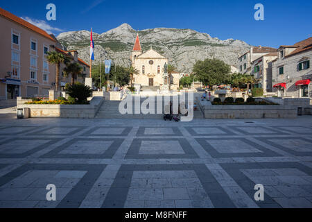 Kacic Square und St Mark's Kirche im Zentrum der Stadt Makarska, Dalmatien, Kroatien Stockfoto