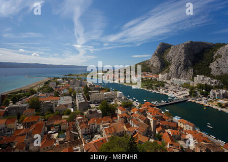 Omis, die Stadt und den Fluss Cetina Delta nach Tag, Kroatien Stockfoto