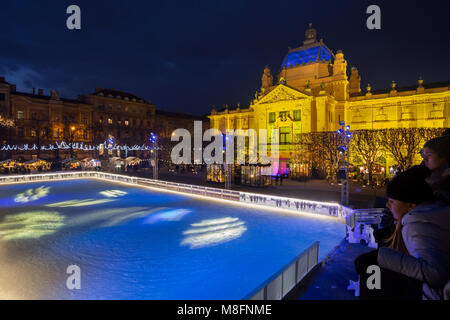 Eislaufbahn auf König Tomislav Platz während der Adventszeit in der Stadt Zagreb, Kroatien Stockfoto