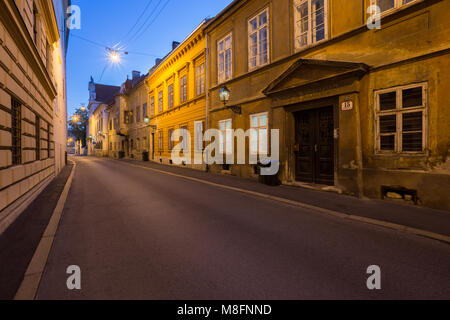 Abends fallen auf einer berühmten Straße in der Altstadt von Zagreb, Kroatien Stockfoto