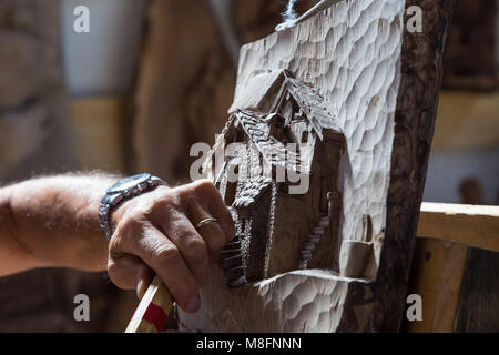Detail der kaukasischen mittleren Alters sculteur Arbeiten auf Holz, Tageslicht Stockfoto