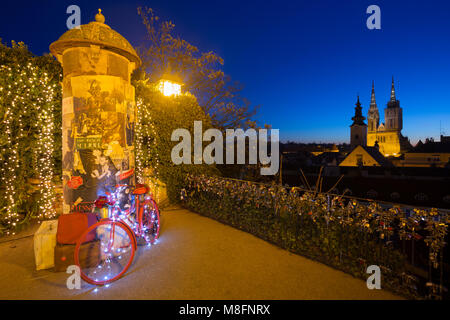 Panoramablick auf den Zagreber Kathedrale aus der Strossmayer Promenade in der Adventszeit, Kroatien Stockfoto