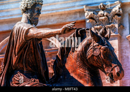 Reiterstandbild von Marc Aurel, dem Römischen Kaiser und Stoiker Philosophen mit Detail Pferd mit Zaum in Profil auf dem Kapitol in Rom Stockfoto