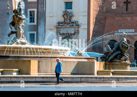 Mann in Anzug vorbei gehen. Die marine Brunnen der Najaden in Piazza della Republik auf einer trockenen, sonnigen Nachmittag in Rom Stockfoto