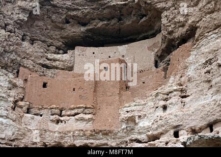 Camp Verde, AZ, USA: das Montezuma Castle National Monument wurde zwischen 1100 und 1425 AD von einheimischen Völker der Südwesten der USA gebaut. Stockfoto