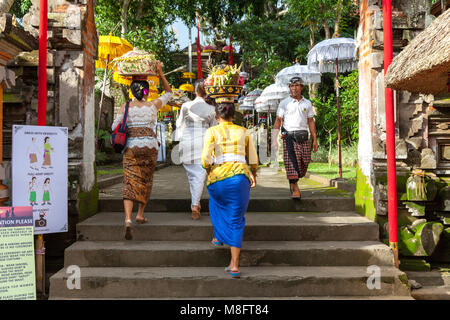 UBUD, Indonesien - 2. März: Frauen geht die Treppe hoch, während der Feier vor Nyepi (balinesische Tag der Stille) auf 2. März 2016 in Ubud, Indonesien Stockfoto