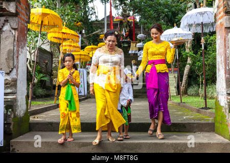 In Ubud, Indonesien - 2. März: Balinesische Familie in traditioneller Kleidung während der Feier vor Nyepi (Balinesische Tag der Stille) am 2. März 2016 in Ub Stockfoto