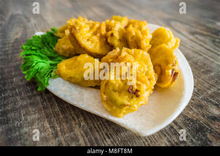 Auberginen in Teig sind gefüllt mit Hackfleisch. Das chinesische Gericht wird frittiert. Szene in den realen Bedingungen des Restaurants Stockfoto