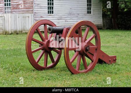 Eine Kanone schützt Colonial Williamsburg, die Koloniale Hauptstadt von Virginia Stockfoto