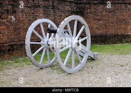 Eine Kanone schützt Colonial Williamsburg, die Koloniale Hauptstadt von Virginia Stockfoto