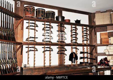 Schusswaffen in der Powder Magazine in Colonial Williamsburg, Virginia gespeichert Stockfoto