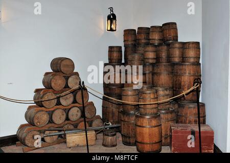 Fässer, Kegs und Fässer Lagerung von Schwarzpulver in der Powder Magazine in Colonial Williamsburg, Virginia Stockfoto