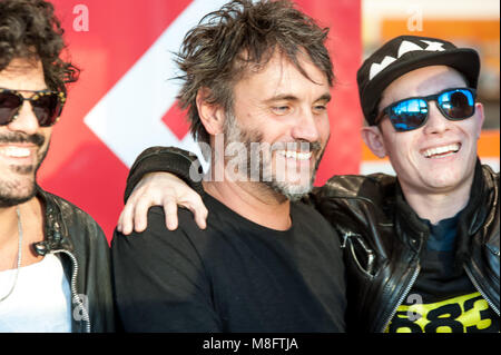 Neapel, Italien. 14 Mär, 2018. Max Pezzali, Nek und Francesco Renga erfüllen die öffentlichen und die Kopien von Ihrem Album 'Max Nek Renga unterzeichnen. Credit: Sonia Brandolone/Pacific Press/Alamy leben Nachrichten Stockfoto