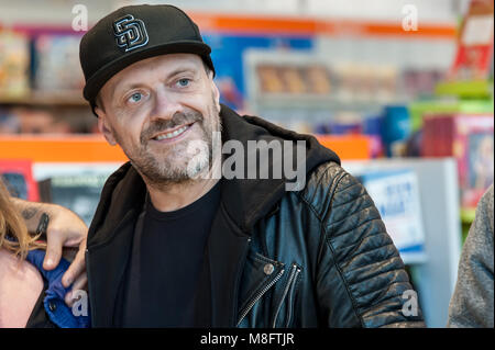 Neapel, Italien. 14 Mär, 2018. Max Pezzali, Nek und Francesco Renga erfüllen die öffentlichen und die Kopien von Ihrem Album 'Max Nek Renga unterzeichnen. Credit: Sonia Brandolone/Pacific Press/Alamy leben Nachrichten Stockfoto