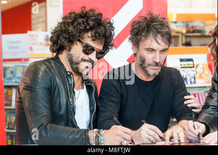 Neapel, Italien. 14 Mär, 2018. Max Pezzali, Nek und Francesco Renga erfüllen die öffentlichen und die Kopien von Ihrem Album 'Max Nek Renga unterzeichnen. Credit: Sonia Brandolone/Pacific Press/Alamy leben Nachrichten Stockfoto