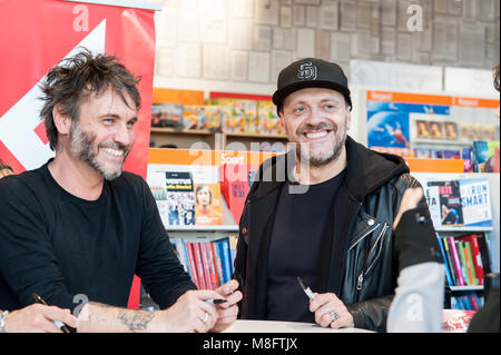 Neapel, Italien. 14 Mär, 2018. Max Pezzali, Nek und Francesco Renga erfüllen die öffentlichen und die Kopien von Ihrem Album 'Max Nek Renga unterzeichnen. Credit: Sonia Brandolone/Pacific Press/Alamy leben Nachrichten Stockfoto