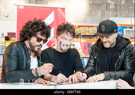 Neapel, Italien. 14 Mär, 2018. Max Pezzali, Nek und Francesco Renga erfüllen die öffentlichen und die Kopien von Ihrem Album 'Max Nek Renga unterzeichnen. Credit: Sonia Brandolone/Pacific Press/Alamy leben Nachrichten Stockfoto