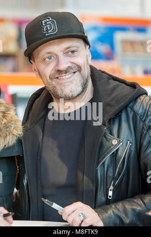 Neapel, Italien. 14 Mär, 2018. Max Pezzali, Nek und Francesco Renga erfüllen die öffentlichen und die Kopien von Ihrem Album 'Max Nek Renga unterzeichnen. Credit: Sonia Brandolone/Pacific Press/Alamy leben Nachrichten Stockfoto