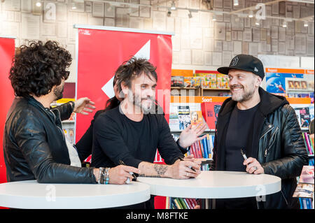 Neapel, Italien. 14 Mär, 2018. Max Pezzali, Nek und Francesco Renga erfüllen die öffentlichen und die Kopien von Ihrem Album 'Max Nek Renga unterzeichnen. Credit: Sonia Brandolone/Pacific Press/Alamy leben Nachrichten Stockfoto