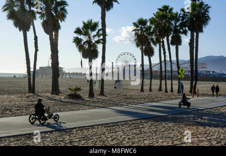 Radweg auf Santa Monica Beach in der Nähe der Santa Monica Pier in Los Angeles, CA Stockfoto