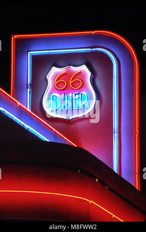 66 Diner Leuchtreklame, nachts, Route 66, E.Central Ave, Nob Hill in Albuquerque, New Mexico, USA Stockfoto