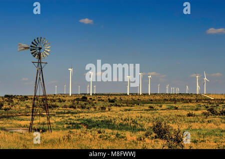 Wind Wasser pumpe und Windkraftanlagen an der Ranch auf Caprock Escarpment, Llano Estacado Hochebene, in der Nähe von San Jon, New Mexico, USA Stockfoto