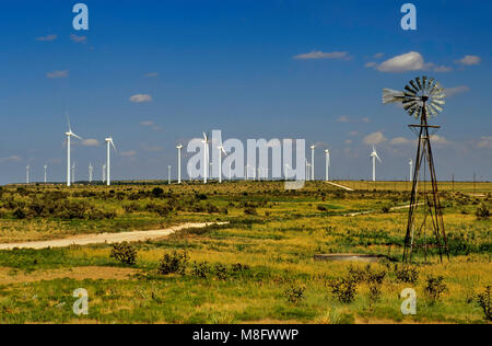 Wind Wasser pumpe und Windkraftanlagen an der Ranch auf Caprock Escarpment, Llano Estacado Hochebene, in der Nähe von San Jon, New Mexico, USA Stockfoto