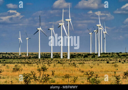 Windenergieanlagen an der Ranch auf Caprock Escarpment, Llano Estacado Hochebene, in der Nähe von San Jon, New Mexico, USA Stockfoto