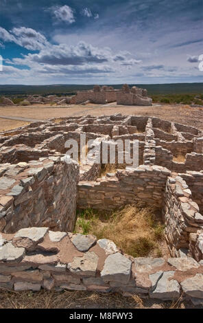 Pueblo, Missionskirche in Ferne bei Gran Quivira Ruins, Salinas Pueblo Missionen National Monument, New Mexico, USA Stockfoto