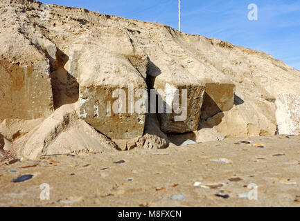 Alte konkrete Verteidigung unter Sanddünen ergab folgende Küste Erosion bei Winterton-on-Sea, Norfolk, England, Vereinigtes Königreich, Europa. Stockfoto