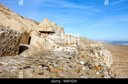 Alte konkrete Abwehr offenbarte und aufgedeckt nach scheuern Gezeiten bei Winterton-on-Sea, Norfolk, England, Vereinigtes Königreich, Europa. Stockfoto