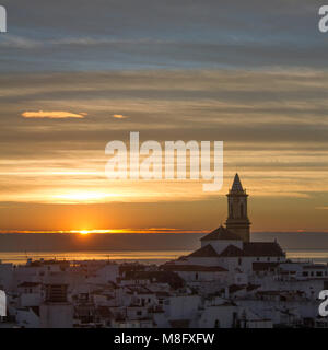 Schönen Sonnenuntergang über Moschee in Istanbul, Türkei. Silhouetten von Moschee und fliegende Möwen in rot glühenden Sonnenuntergang Himmel. Stockfoto