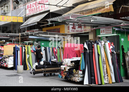 Tuch Verkauf auf der Straße von Sham Shui Po, Hongkong Stockfoto