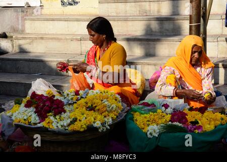 Indische Frauen in bunten Saris sitzen außerhalb jagdish Mandit Hindu Tempel, die Blumen offeringsudaipur Rajashan Indien Stockfoto