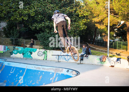 Genua, Italien, 16. November 2015 - Jungen springen mit BMX Fahrrad auf ein BMX-Sitzung in der Stadt. Stockfoto