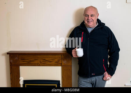 1980 iranischen Botschaft Belagerung SAS-Veteran Bob Curry genießt seine erste Tasse Kaffee in seinem neuen Zuhause. Stockfoto