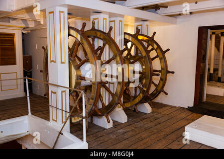 Schiffe Räder/Lenkung Position/unteren Deck/Helm HMS Warrior. Portsmouth Historic Dockyard/Werften. UK. Rad ist auf mehreren Decks wiederholt. Stockfoto