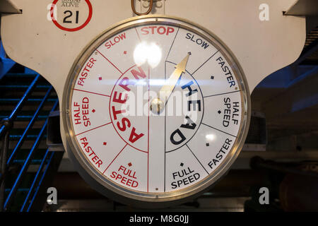 Motor um Telegraph/Maschinenraum Telegraph/Drehzahlregelung wählen Anzeige im Maschinenraum der HMS Warrior. Portsmouth Historic Dockyard/Werften UK Stockfoto