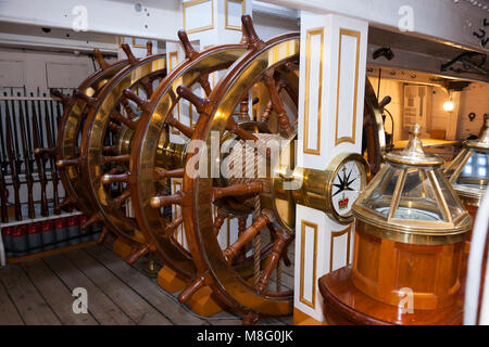 Schiffe Räder/Lenkung Position/gun Deck/Helm HMS Warrior. Portsmouth Historic Dockyard/Werften. UK. Rad ist am 3./multiple Deck wiederholt. Stockfoto